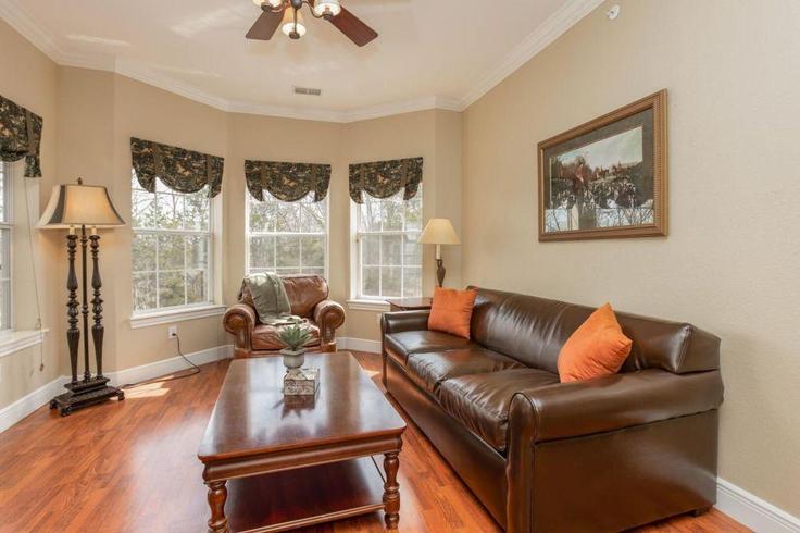 Elegante sala de estar con mobiliario moderno en un apartamento en Building Golf View Drive - hosteeva - 1268901 - USA en Branson, Branson Elegante sala de estar con mobiliario moderno en un apartamento en Building Golf View Drive - hosteeva - 1268901 - USA en Branson, Branson