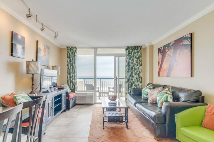 Elegant gestaltetes Wohnzimmer mit moderner Einrichtung in einer Wohnung im Building North Ocean Boulevard - hosteeva - 1269973 - USA in Myrtle Beach, Myrtle Beach