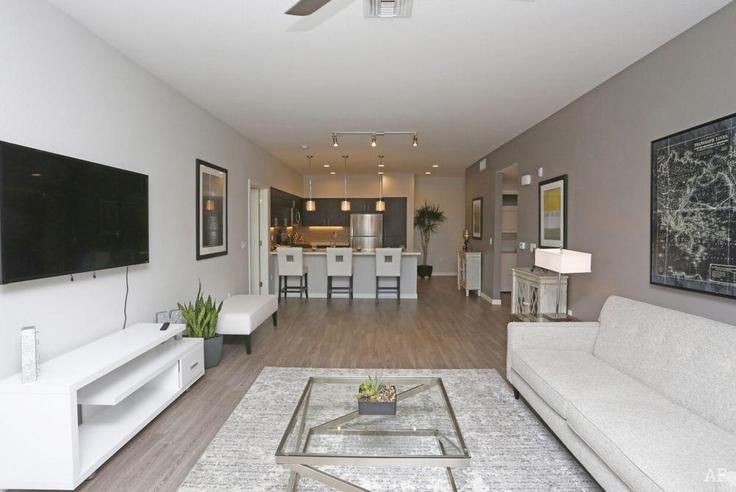 Building Haven Avenue - hosteeva - 1325433 adresindeki bir dairede modern mobilyalarla zarif bir şekilde tasarlanmış oturma odası Menlo Park, Menlo Park Building Haven Avenue - hosteeva - 1325433 adresindeki bir dairede modern mobilyalarla zarif bir şekilde tasarlanmış oturma odası Menlo Park, Menlo Park