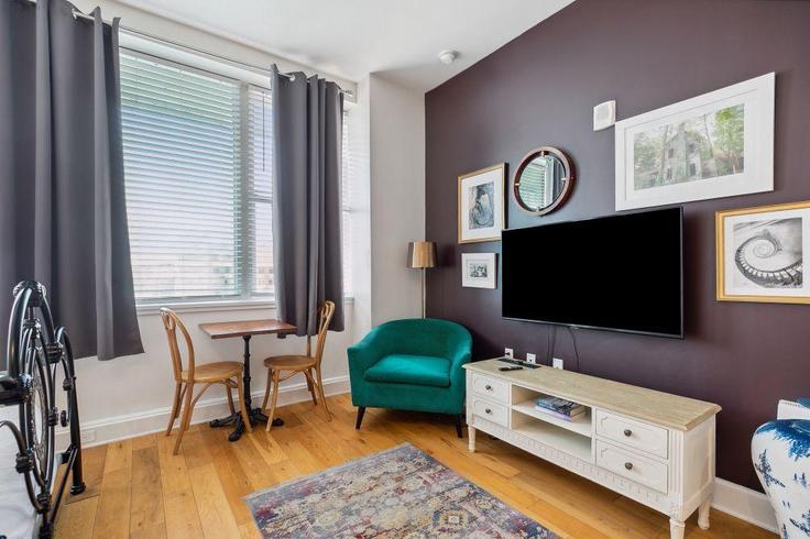 New Orleans New OrleansのBuilding Common Street - hosteeva - 1266903 - USAのアパートメントにある、モダンな家具を備えたエレガントなデザインのリビングルーム