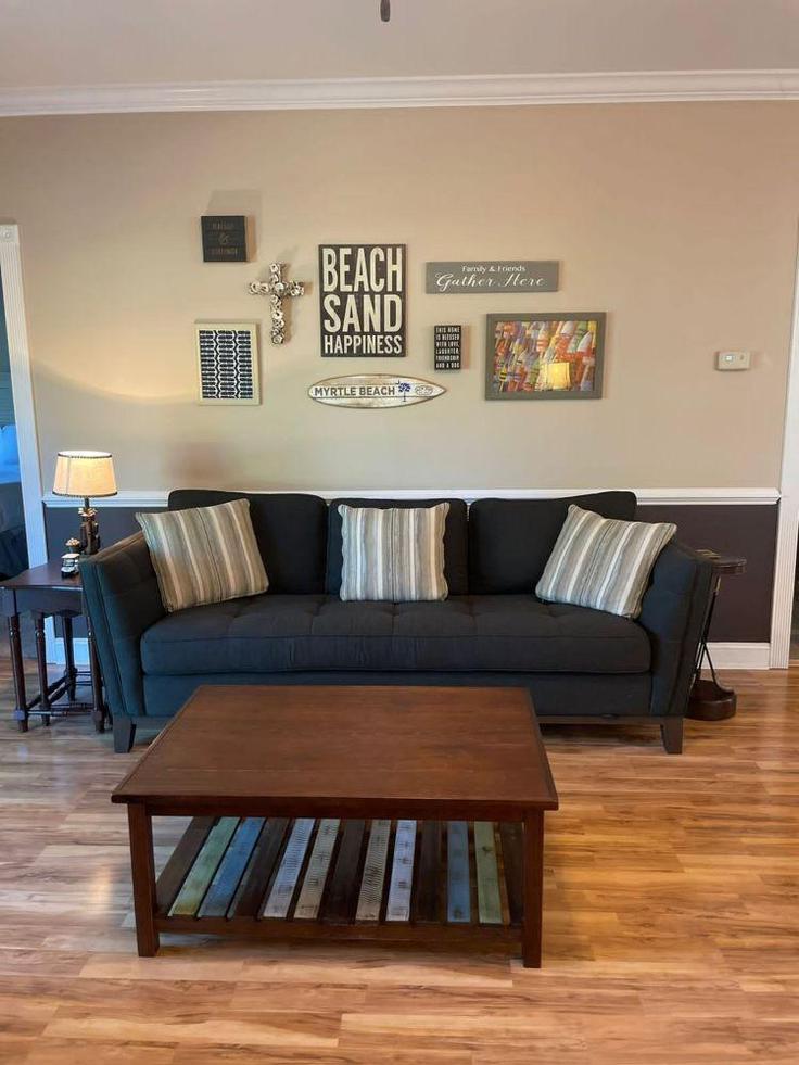 Myrtle Beach, Myrtle Beach에 위치한 Building Magnolia Pointe Lane - hosteeva - 1268164 - USA 아파트의 세련된 인테리어가 돋보이는 거실 Myrtle Beach, Myrtle Beach에 위치한 Building Magnolia Pointe Lane - hosteeva - 1268164 - USA 아파트의 세련된 인테리어가 돋보이는 거실
