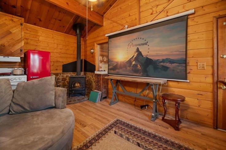 Salle de séjour élégante avec mobilier moderne dans un appartement à Building Kern Avenue - hosteeva - 1266284 - LAX à Big Bear, Big Bear Salle de séjour élégante avec mobilier moderne dans un appartement à Building Kern Avenue - hosteeva - 1266284 - LAX à Big Bear, Big Bear