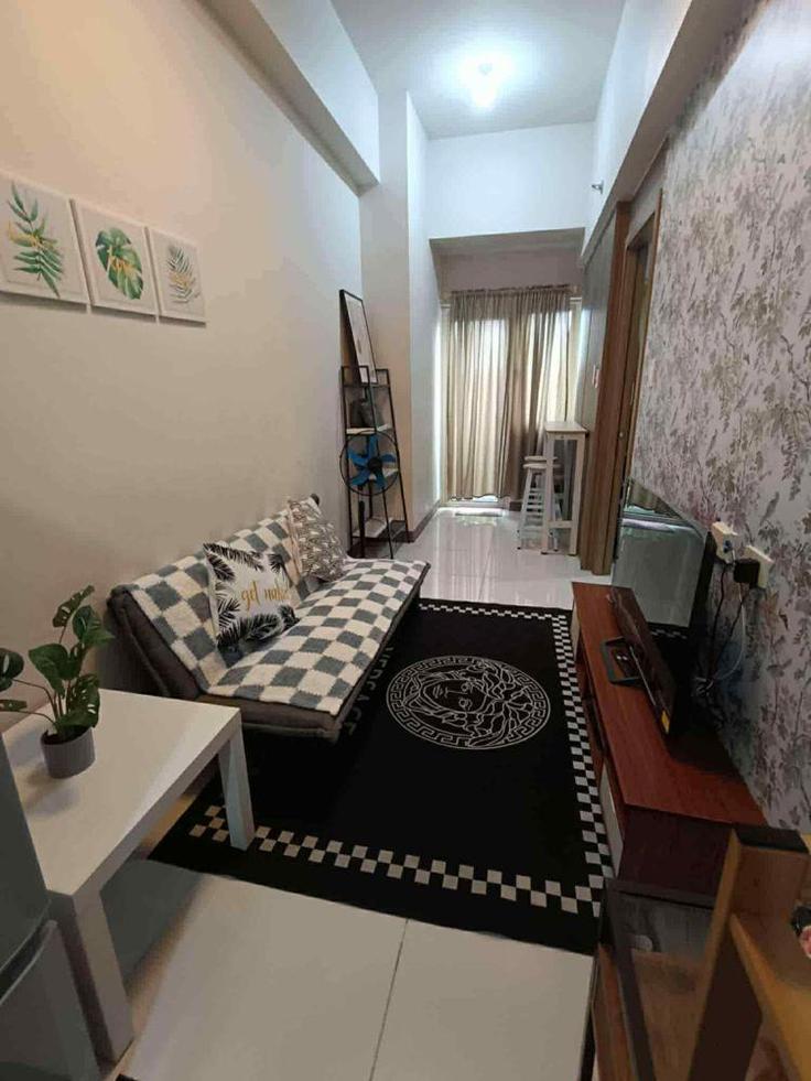 Sala de estar elegantemente projetada com móveis modernos em um apartamento no Building Lourdes - hosteeva - 1311677 em Pasay City, Pasay City Sala de estar elegantemente projetada com móveis modernos em um apartamento no Building Lourdes - hosteeva - 1311677 em Pasay City, Pasay City