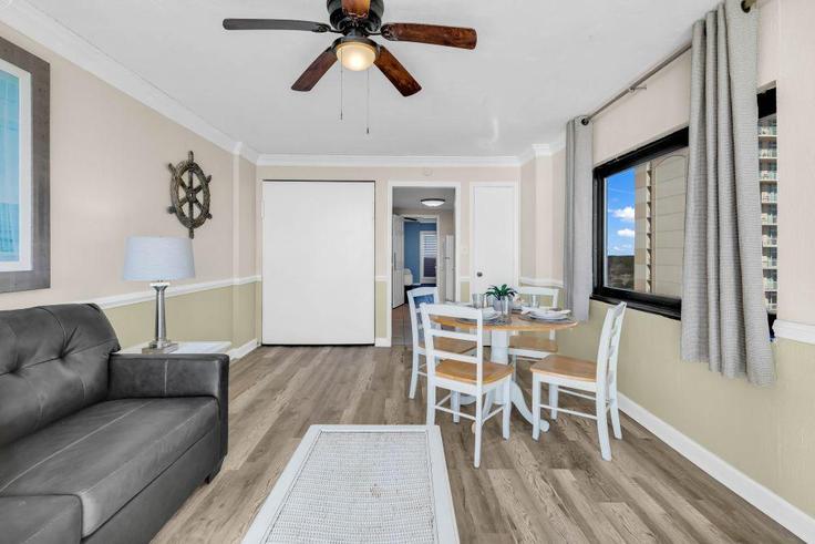 Building North Ocean Boulevard - hosteeva - 1381429 adresindeki bir dairede modern mobilyalarla zarif bir şekilde tasarlanmış oturma odası Myrtle Beach, Myrtle Beach