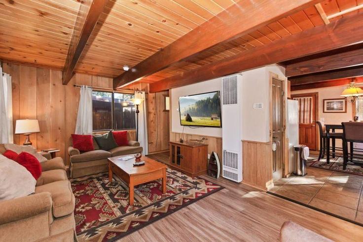Big Bear Big BearのBuilding West Fairway Boulevard - hosteeva - 1266288 - LAXのアパートメントにある、モダンな家具を備えたエレガントなデザインのリビングルーム
