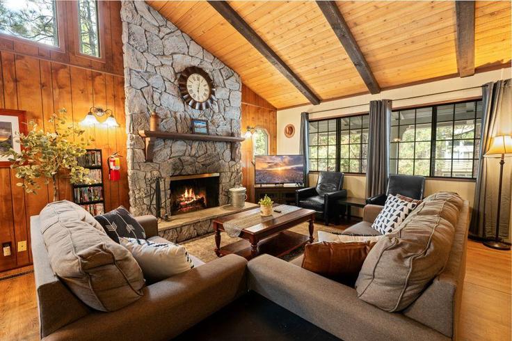 Big Bear, Big Bear에 위치한 Building Ashwood Drive - hosteeva - 1298286 - LAX 유닛의 세련된 인테리어가 돋보이는 거실