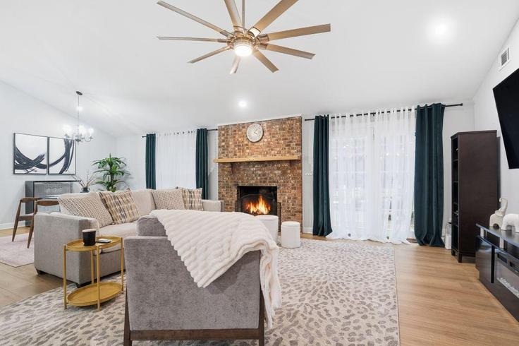 Salle de séjour élégante avec mobilier moderne dans un appartement à Building Shadowlake Drive - hosteeva - 1352869 à Charlotte, Charlotte