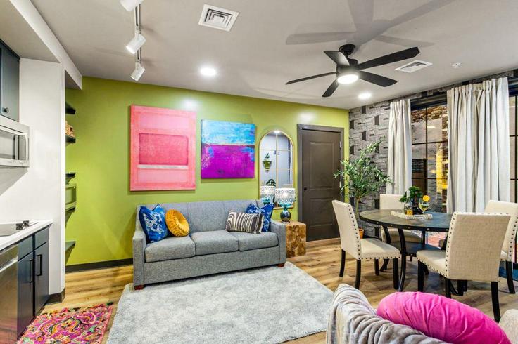 Sala de estar elegantemente projetada com móveis modernos em um apartamento no Building Canal Street - hosteeva - 1267073 - USA em New Orleans, New Orleans Sala de estar elegantemente projetada com móveis modernos em um apartamento no Building Canal Street - hosteeva - 1267073 - USA em New Orleans, New Orleans