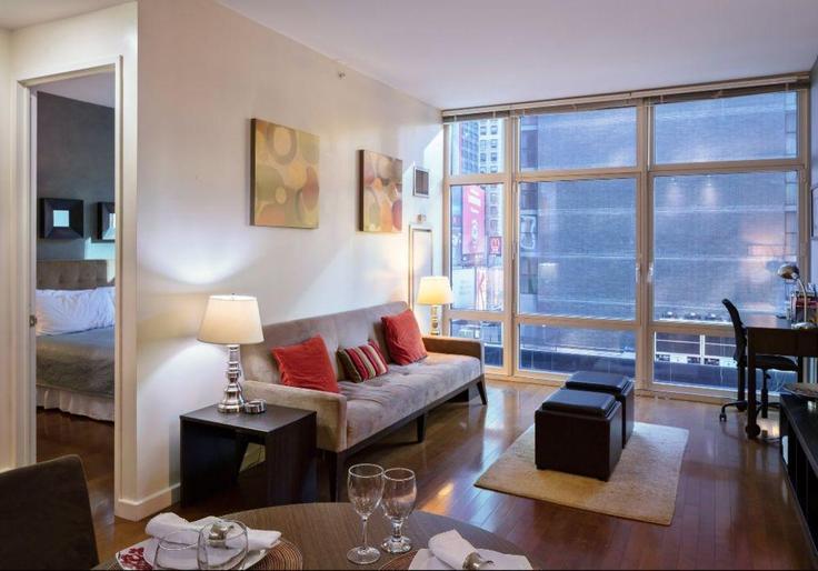 Salle de séjour élégante avec mobilier moderne dans un appartement à Building Broadway - hosteeva - 1358542 à Manhattan, New York Salle de séjour élégante avec mobilier moderne dans un appartement à Building Broadway - hosteeva - 1358542 à Manhattan, New York