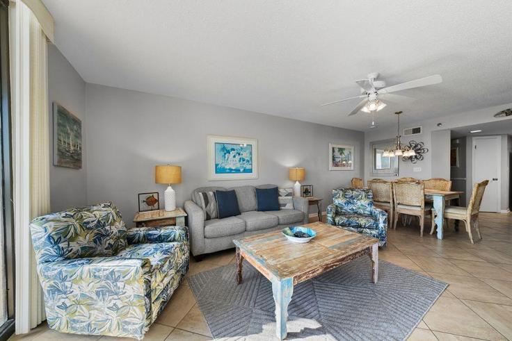 Salle de séjour élégante avec mobilier moderne dans un appartement à Building Perdido Beach Boulevard - hosteeva - 1266420 - USA à Orange Beach, Orange Beach Salle de séjour élégante avec mobilier moderne dans un appartement à Building Perdido Beach Boulevard - hosteeva - 1266420 - USA à Orange Beach, Orange Beach