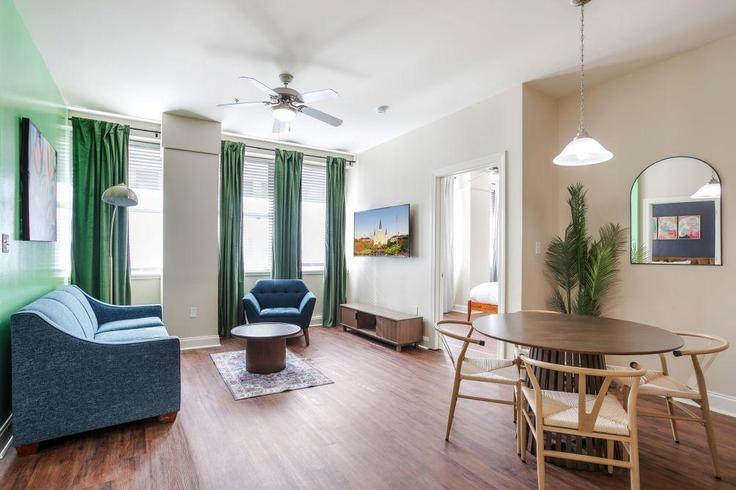 Elegant gestaltetes Wohnzimmer mit moderner Einrichtung in einer Wohnung im Building Common Street - hosteeva - 1266312 - USA in New Orleans, New Orleans