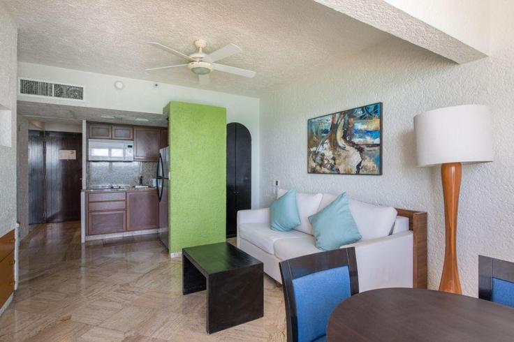 Elegante sala de estar con mobiliario moderno en un apartamento en Building Boulevard Kukulcan - hosteeva - 1355275 en Cancún, Cancún