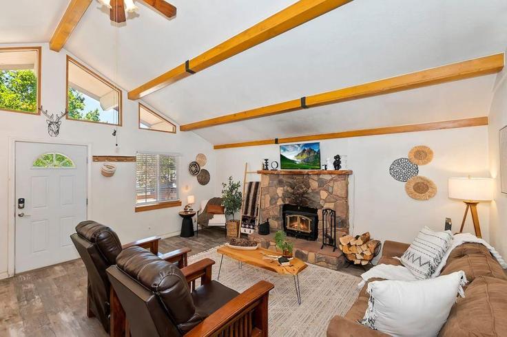 Salle de séjour élégante avec mobilier moderne dans un appartement à Building East Country Club Boulevard - hosteeva - 1266256 - LAX à Big Bear, Big Bear Salle de séjour élégante avec mobilier moderne dans un appartement à Building East Country Club Boulevard - hosteeva - 1266256 - LAX à Big Bear, Big Bear