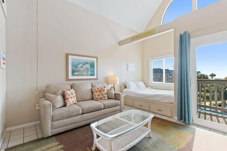 Sala de estar elegantemente projetada com móveis modernos em um apartamento no Building Plantation Road - hosteeva - 1266533 - USA em Gulf Shores, Gulf Shores