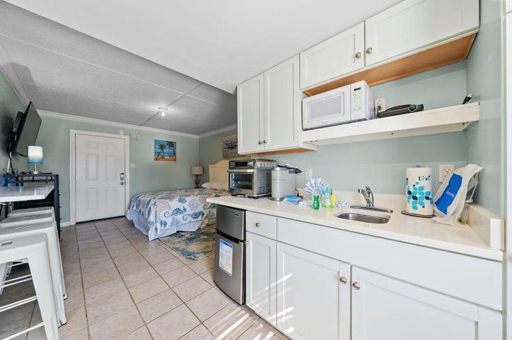 Cozinha funcional e elegante com equipamentos de última geração em apartamento de alto padrão no Building East Beach Boulevard - hosteeva - 1266250 - USA em Gulf Shores, Gulf Shores