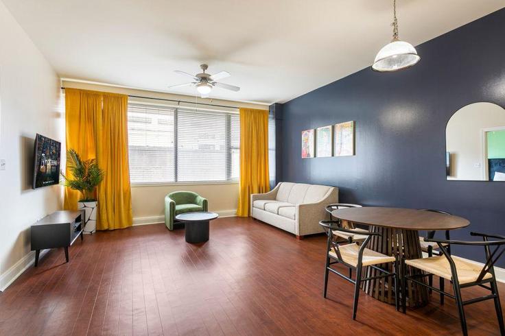 Salle de séjour élégante avec mobilier moderne dans un appartement à Building Common Street - hosteeva - 1267801 - USA à New Orleans, New Orleans