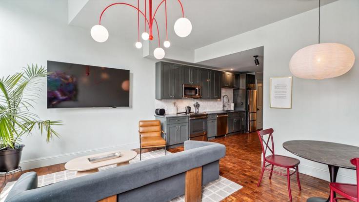 Elegant gestaltetes Wohnzimmer mit moderner Einrichtung in einer Wohnung im Building South Rampart Street - hosteeva - 1267126 - USA in New Orleans, New Orleans