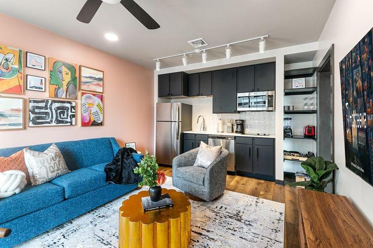 New Orleans, New Orleans에 위치한 Building Canal Street - hosteeva - 1267090 - USA 아파트의 세련된 인테리어가 돋보이는 거실