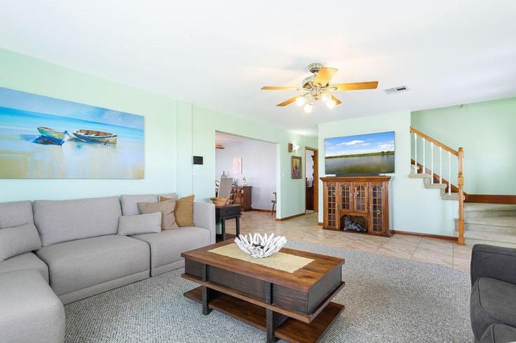 Elegante sala de estar con mobiliario moderno en un apartamento en Building Louisiana 433 - hosteeva - 1266128 - USA en Slidell, Slidell
