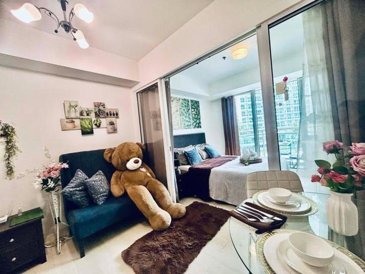 Building Parañaque - hosteeva - 1372030 adresindeki bir dairede modern mobilyalarla zarif bir şekilde tasarlanmış oturma odası Parañaque, Parañaque Building Parañaque - hosteeva - 1372030 adresindeki bir dairede modern mobilyalarla zarif bir şekilde tasarlanmış oturma odası Parañaque, Parañaque