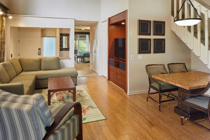 Elegant gestaltetes Wohnzimmer mit moderner Einrichtung in einer Wohnung im Building Edward Road - hosteeva - 1268395 - USA in Princeville, Princeville Elegant gestaltetes Wohnzimmer mit moderner Einrichtung in einer Wohnung im Building Edward Road - hosteeva - 1268395 - USA in Princeville, Princeville