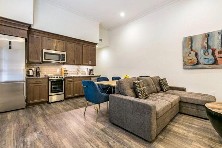 Elegant gestaltetes Wohnzimmer mit moderner Einrichtung in einer Wohnung im Building Canal Street - hosteeva - 1268993 - USA in New Orleans, New Orleans Elegant gestaltetes Wohnzimmer mit moderner Einrichtung in einer Wohnung im Building Canal Street - hosteeva - 1268993 - USA in New Orleans, New Orleans