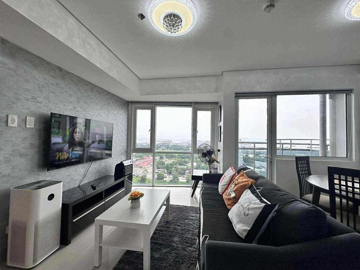 Sala de estar elegantemente projetada com móveis modernos em um apartamento no Building Service Road - hosteeva - 1313492 em Pasay City, Pasay City Sala de estar elegantemente projetada com móveis modernos em um apartamento no Building Service Road - hosteeva - 1313492 em Pasay City, Pasay City
