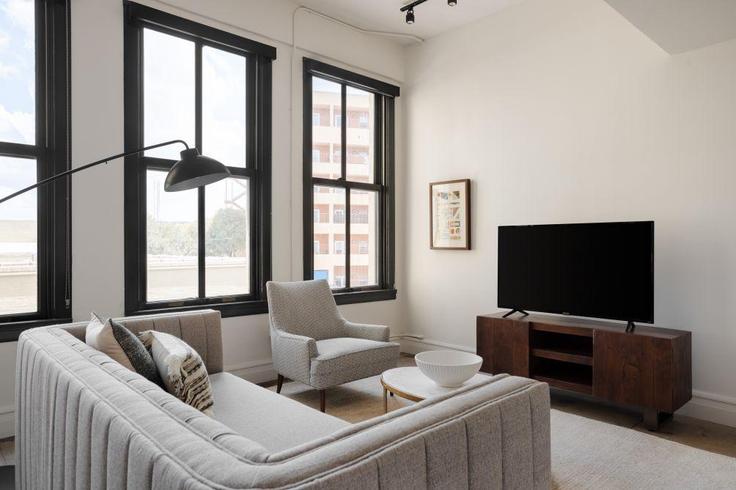 Elegante sala de estar con mobiliario moderno en un apartamento en Building East Travis Street - hosteeva - 1267118 - USA en San Antonio, San Antonio