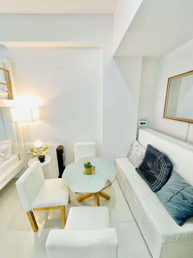 Mandurriao, Iloilo City에 위치한 Building Iloilo City - hosteeva - 1266502 유닛의 세련된 인테리어가 돋보이는 거실 Mandurriao, Iloilo City에 위치한 Building Iloilo City - hosteeva - 1266502 유닛의 세련된 인테리어가 돋보이는 거실