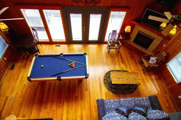 Sevierville SeviervilleのBuilding Emerald Way - hosteeva - 1269223 - USAのアパートメントにある、モダンな家具を備えたエレガントなデザインのリビングルーム Sevierville SeviervilleのBuilding Emerald Way - hosteeva - 1269223 - USAのアパートメントにある、モダンな家具を備えたエレガントなデザインのリビングルーム