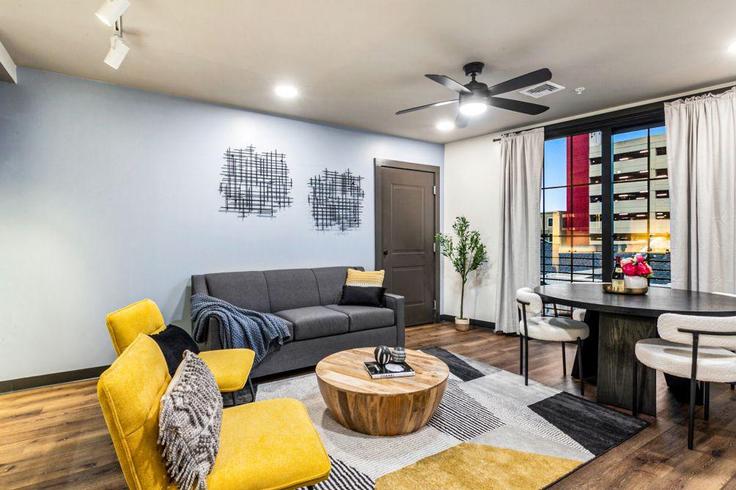 Sala de estar elegantemente projetada com móveis modernos em um apartamento no Building Canal Street - hosteeva - 1267086 - USA em New Orleans, New Orleans Sala de estar elegantemente projetada com móveis modernos em um apartamento no Building Canal Street - hosteeva - 1267086 - USA em New Orleans, New Orleans