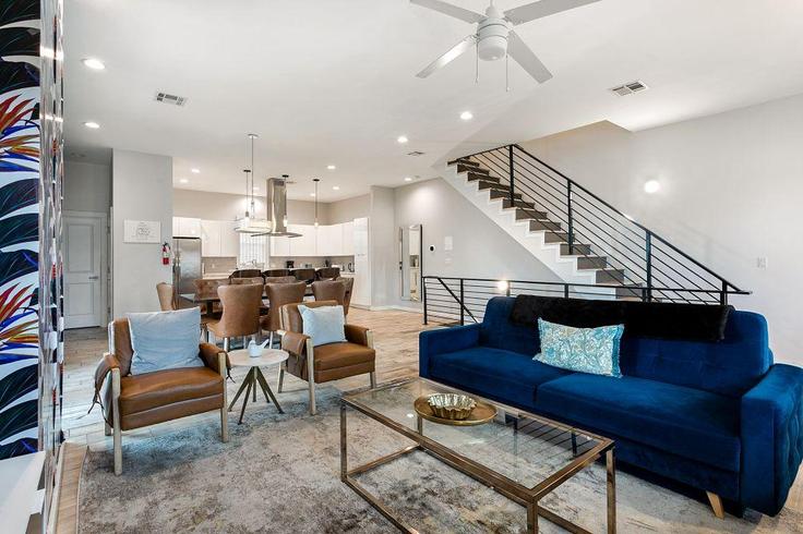Elegante sala de estar con mobiliario moderno en un apartamento en Building Bienville Avenue - hosteeva - 1269990 - USA en New Orleans, New Orleans