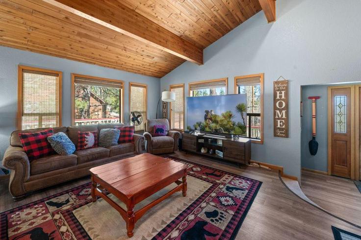 Building Cienega Road - hosteeva - 1508047 adresindeki bir dairede modern mobilyalarla zarif bir şekilde tasarlanmış oturma odası Big Bear Lake, Big Bear Lake Building Cienega Road - hosteeva - 1508047 adresindeki bir dairede modern mobilyalarla zarif bir şekilde tasarlanmış oturma odası Big Bear Lake, Big Bear Lake