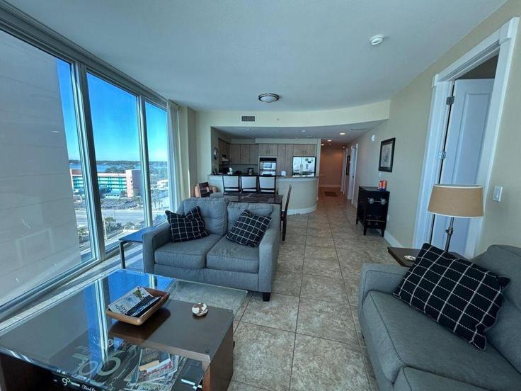 Sala de estar elegantemente projetada com móveis modernos em um apartamento no Building West Beach Boulevard - hosteeva - 1370867 em Gulf Shores, Gulf Shores Sala de estar elegantemente projetada com móveis modernos em um apartamento no Building West Beach Boulevard - hosteeva - 1370867 em Gulf Shores, Gulf Shores