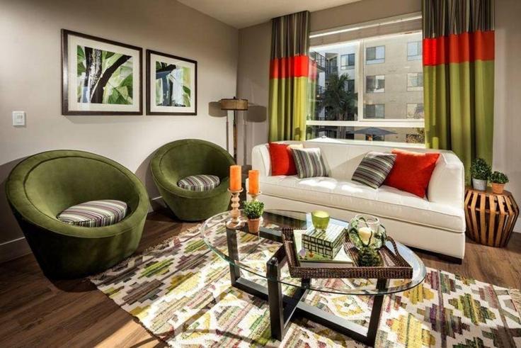 San Diego San DiegoのBuilding Ariva Court - hosteeva - 1266152 - SANのアパートメントにある、モダンな家具を備えたエレガントなデザインのリビングルーム