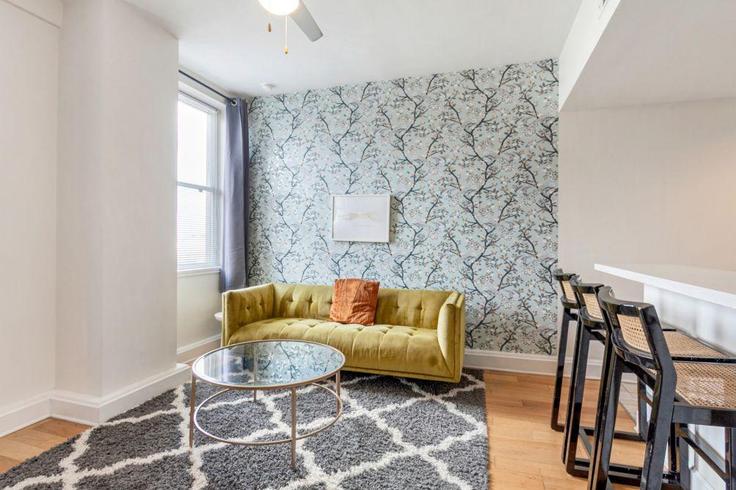 Building Common Street - hosteeva - 1267014 - USA adresindeki bir dairede modern mobilyalarla zarif bir şekilde tasarlanmış oturma odası New Orleans, New Orleans