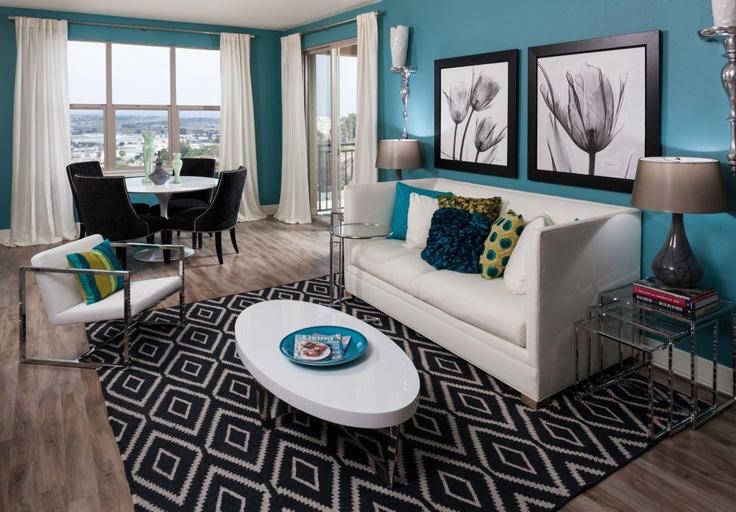 Sala de estar elegantemente projetada com móveis modernos em um apartamento no Building Linda Vista Road - hosteeva - 1266118 - SAN em San Diego, San Diego