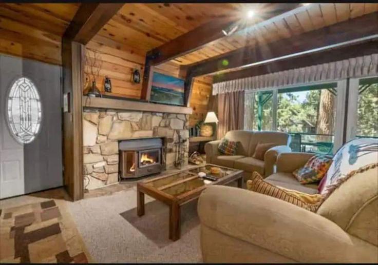 Salle de séjour élégante avec mobilier moderne dans un appartement à Building Midway Boulevard - hosteeva - 1266289 - LAX à Big Bear, Big Bear Salle de séjour élégante avec mobilier moderne dans un appartement à Building Midway Boulevard - hosteeva - 1266289 - LAX à Big Bear, Big Bear