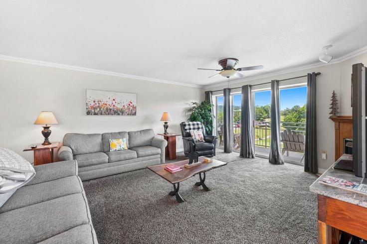 Sala de estar elegantemente projetada com móveis modernos em um apartamento no Building Dollywood Lane - hosteeva - 1508131 em Pigeon Forge, Pigeon Forge Sala de estar elegantemente projetada com móveis modernos em um apartamento no Building Dollywood Lane - hosteeva - 1508131 em Pigeon Forge, Pigeon Forge