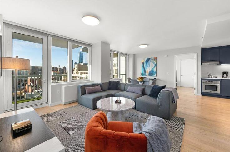 Elegante sala de estar con mobiliario moderno en un apartamento en Building 7th Avenue - hosteeva - 1356625 en Manhattan, New York Elegante sala de estar con mobiliario moderno en un apartamento en Building 7th Avenue - hosteeva - 1356625 en Manhattan, New York