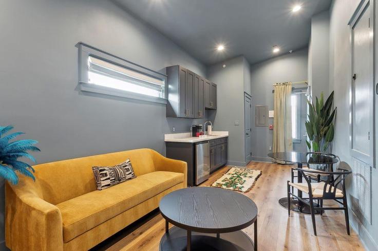 Building North Rampart Street - hosteeva - 1369015 adresindeki bir dairede modern mobilyalarla zarif bir şekilde tasarlanmış oturma odası New Orleans, New Orleans Building North Rampart Street - hosteeva - 1369015 adresindeki bir dairede modern mobilyalarla zarif bir şekilde tasarlanmış oturma odası New Orleans, New Orleans