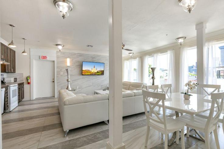 Elegante sala de estar con mobiliario moderno en un apartamento en Building Baronne Street - hosteeva - 1269227 - USA en New Orleans, New Orleans Elegante sala de estar con mobiliario moderno en un apartamento en Building Baronne Street - hosteeva - 1269227 - USA en New Orleans, New Orleans