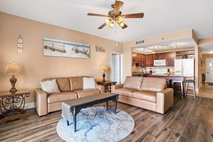 Panama City Beach, Panama City Beach에 위치한 Building South Thomas Drive - hosteeva - 1367041 유닛의 세련된 인테리어가 돋보이는 거실