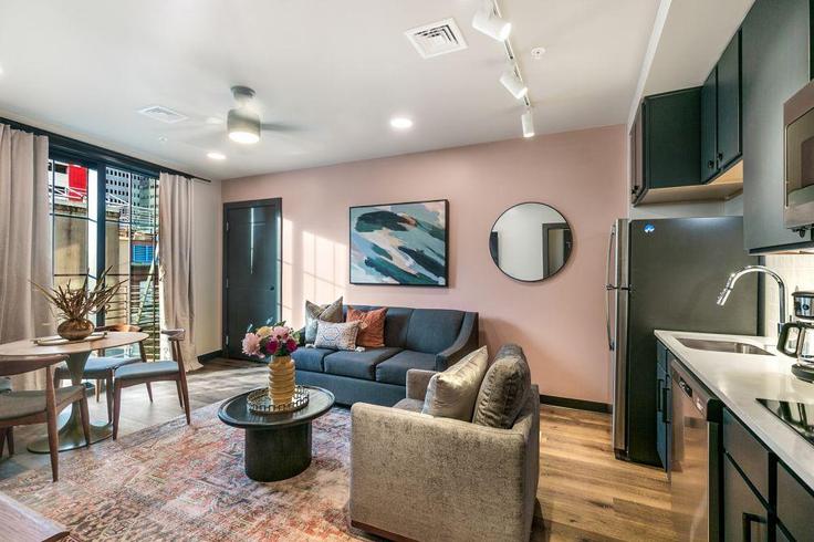 Elegant gestaltetes Wohnzimmer mit moderner Einrichtung in einer Wohnung im Building Canal Street - hosteeva - 1267082 - USA in New Orleans, New Orleans
