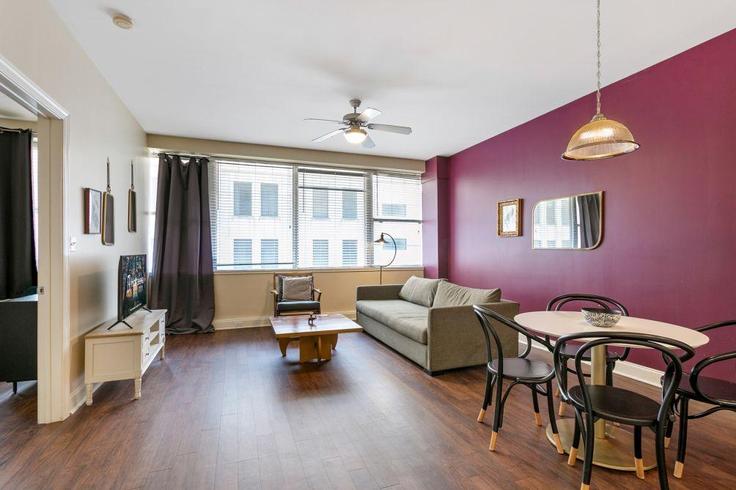 Building Common Street - hosteeva - 1266919 - USA adresindeki bir dairede modern mobilyalarla zarif bir şekilde tasarlanmış oturma odası New Orleans, New Orleans