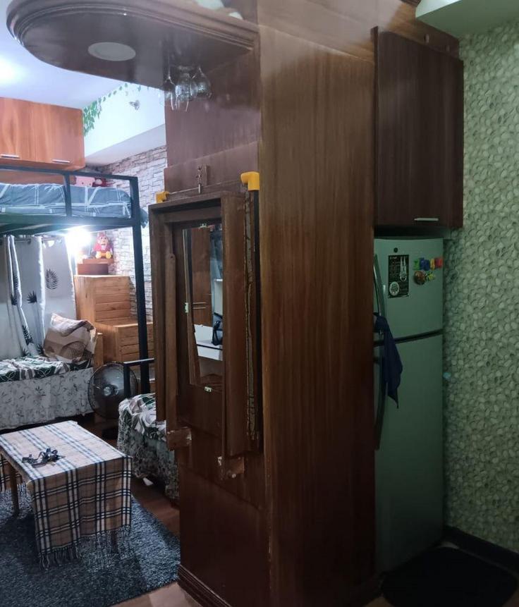 Manila TondoのBuilding Vitas Street - hosteeva - 1266938のアパートメントにある、モダンな家具を備えたエレガントなデザインのリビングルーム