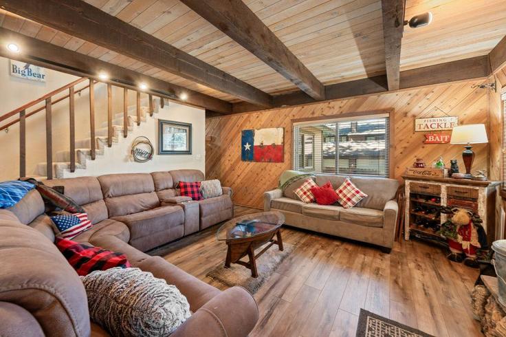 Building Ponderosa Drive - hosteeva - 1508048 adresindeki bir dairede modern mobilyalarla zarif bir şekilde tasarlanmış oturma odası Big Bear Lake, Big Bear Lake Building Ponderosa Drive - hosteeva - 1508048 adresindeki bir dairede modern mobilyalarla zarif bir şekilde tasarlanmış oturma odası Big Bear Lake, Big Bear Lake