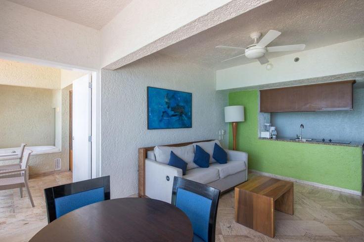 Salle de séjour élégante avec mobilier moderne dans un appartement à Building Boulevard Kukulcan - hosteeva - 1355274 à Cancún, Cancún