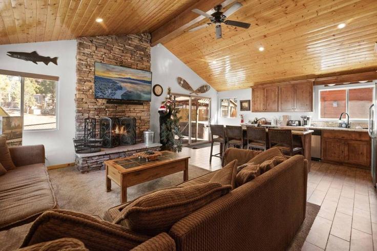 Building Lakeview Drive - hosteeva - 1266280 - LAX adresindeki bir dairede modern mobilyalarla zarif bir şekilde tasarlanmış oturma odası Big Bear Lake, Big Bear Lake Building Lakeview Drive - hosteeva - 1266280 - LAX adresindeki bir dairede modern mobilyalarla zarif bir şekilde tasarlanmış oturma odası Big Bear Lake, Big Bear Lake