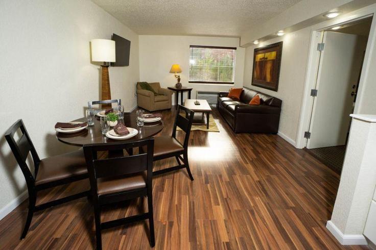 Sala de estar elegantemente projetada com móveis modernos em um apartamento no Building Jess-Jo Parkway - hosteeva - 1267899 - USA em Branson, Branson